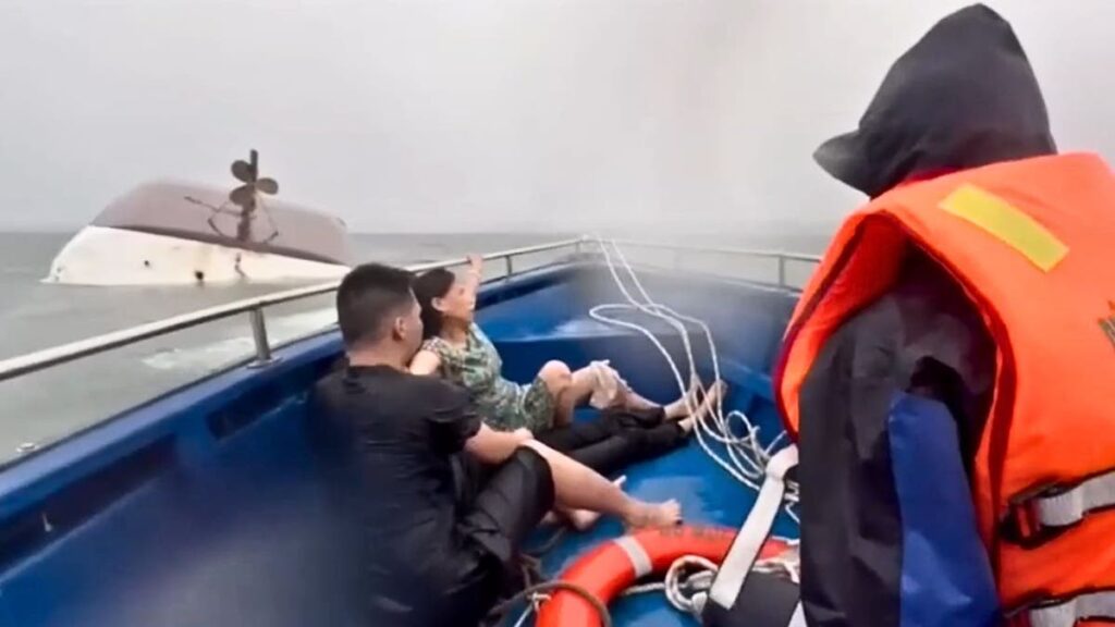 At least 34 dead after the tourist boat is delegated in Ha Long Bay van Vietnam