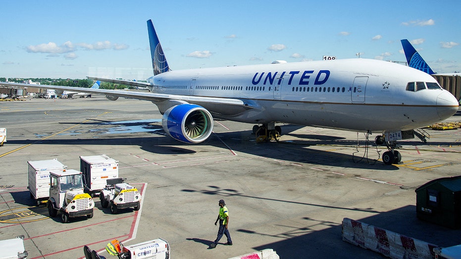 Very weather Banen United Airlines Flight on Newark Airport for seven hours