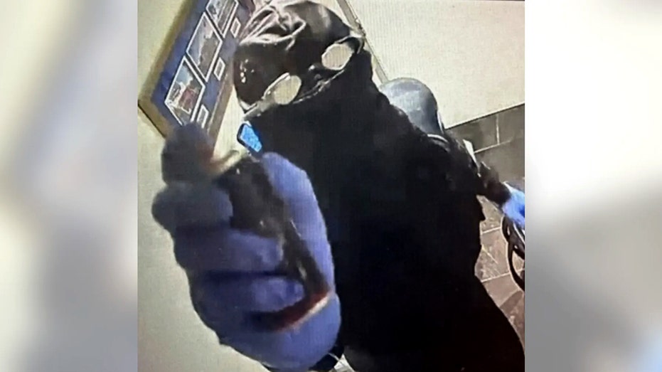 Wetsuit-bearing thief on Disney World Paddlefish Restaurant