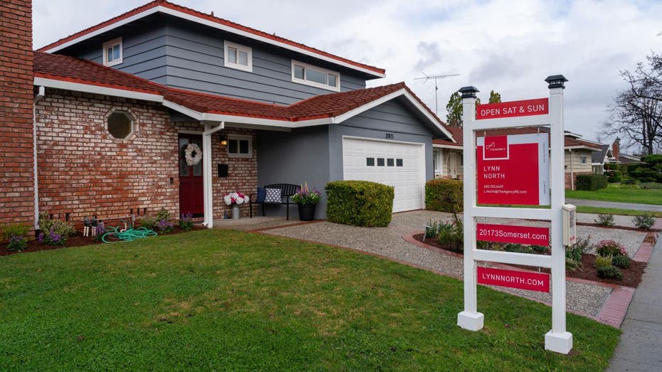 Homebuyers are getting record discounts of $25,000 in the housing market, the report said